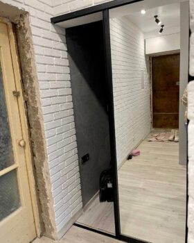 azdvizhnaja-dver-s-zerkalom-loft