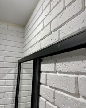 razdvizhnaja-dver-s-zerkalom-na-nizhnej-i-verhnej-napravljajushhej