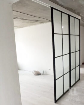 uglovaja-peregorodka-s-tonirovannym-steklom